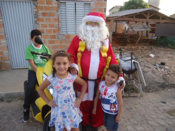 Papai Noel e parceiros distribuem bombons às crianças de Barão de Grajaú.(Imagem:FlorianoNews)