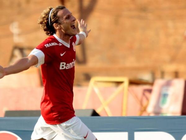 Forlán celebra seu encontro com os gols no futebol brasileiro.(Imagem:Wesley Santos / Agência Estado)