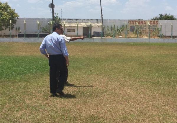 Gilberto Júnior visita Estádio para verificar o funcionamento de bomba d?água.(Imagem:Waldemir Miranda)