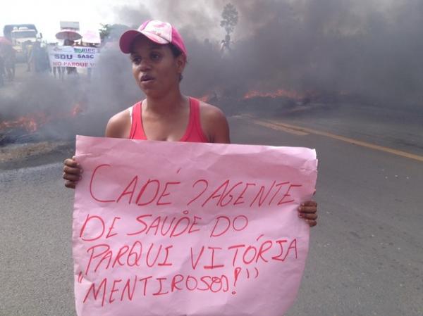 Manifestantes levaram cartazes para pedir melhorias nas comunidades.(Imagem:Juliana Barros/G1)