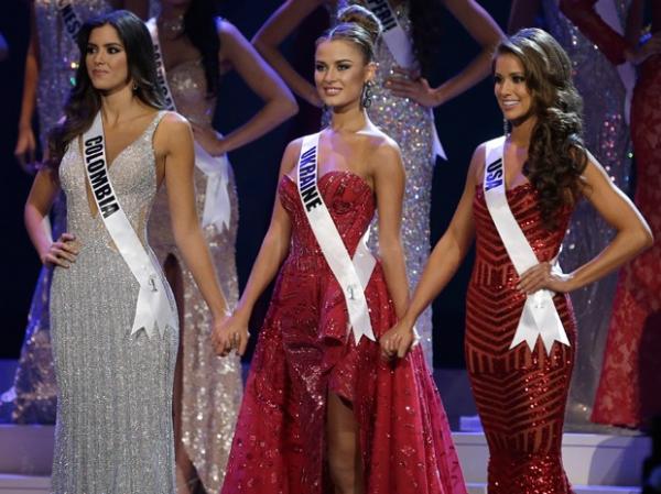 Paulina Vega, da Colômbia; Diana Harkusha, da Ucrânia; e Nia Sanchez, dos EUA.(Imagem:AP Photo/Wilfredo Lee)