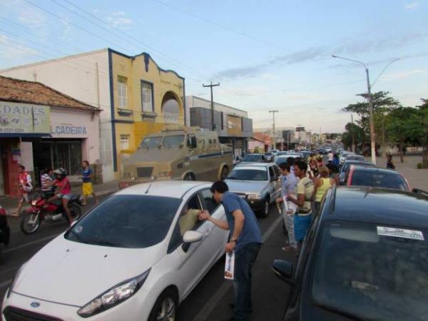 Enéas Maia promove adesivaço em apoio a Aécio em Floriano.(Imagem:Jaquelina Nascimento)