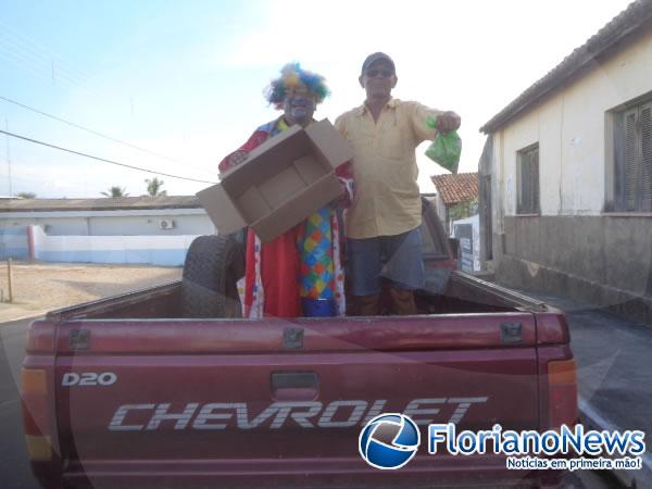 Palhaço Carrapeta alegra criançada com distribuição de bombons em Barão de Grajaú.(Imagem:FlorianoNews)