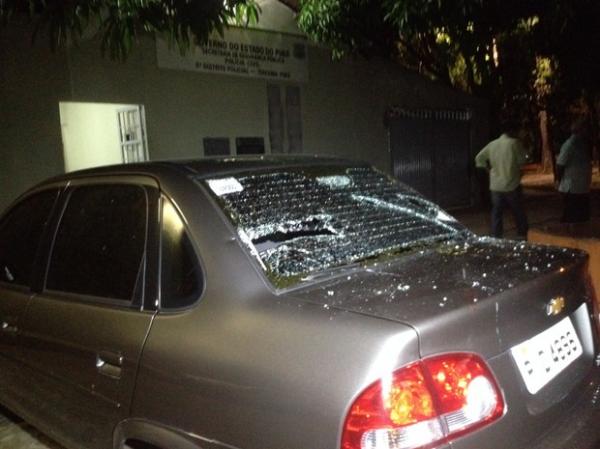 Um dos carros quebrados pelo agressor, em Teresina.(Imagem:Ellyo Teixeira/G1)
