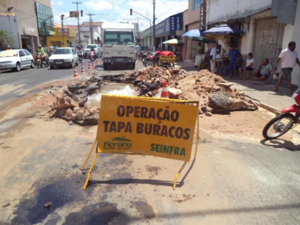 Vazamento em cano da Agespisa provoca desperdício e falta de água em Floriano.(Imagem:FlorianoNews)