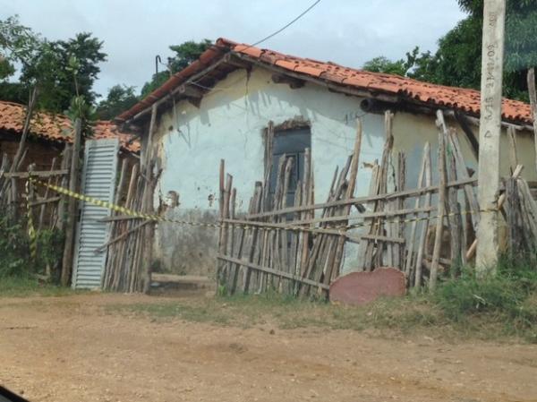 Vítima teve casa invadida por grupo criminoso na noite dessa quarta-feira.(Imagem:Gil Oliveira / G1)