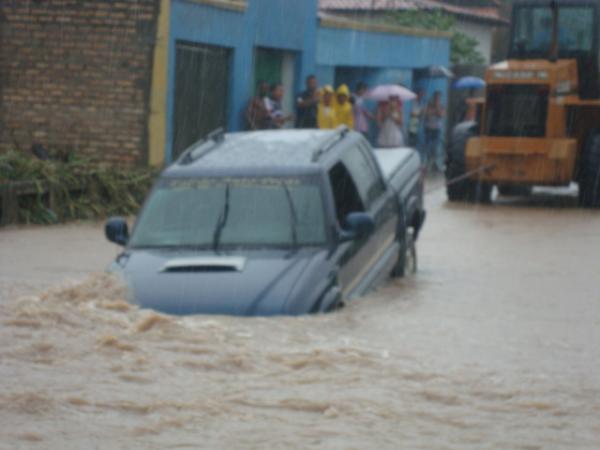 Carro cai em buraco na Ponte do Riacho Irapuá I(Imagem:redação)