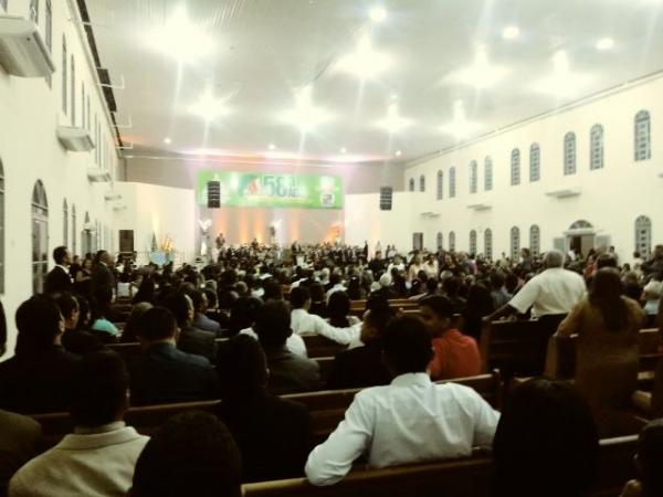 Fieis lotam igreja na abertura de congresso das Assembleias de Deus em Floriano.(Imagem:FlorianoNews)