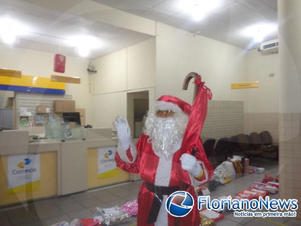 Crianças ganham presentes do Papai Noel dos Correios em Floriano.(Imagem:FlorianoNews)