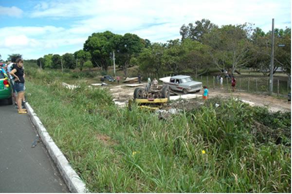 Caminhão vira e motorista sai ferido(Imagem:Cidade Verde)