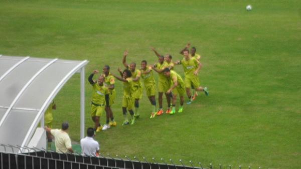 Empolgados, jogadores vão para o vestiário em um 'trem-bala' (Imagem:André Casado / Globoesporte.com)