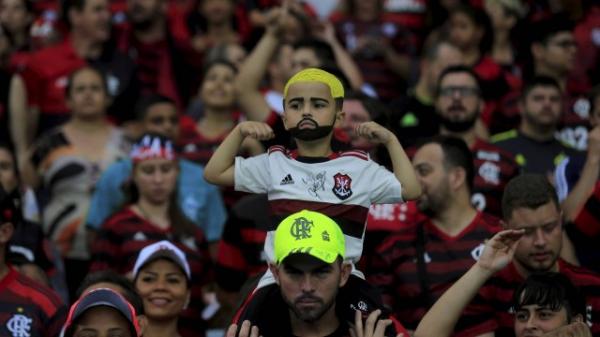 Emerson Rabello, o Gabigolzinho, acompanha a partida contra o Bahia nos ombros do pai.(Imagem:MARCELO THEOBALD / Agência O Globo)