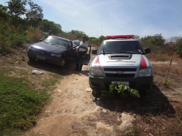 Polícia Militar de Floriano encontra veículo roubado escondido em matagal.(Imagem:FlorianoNews)