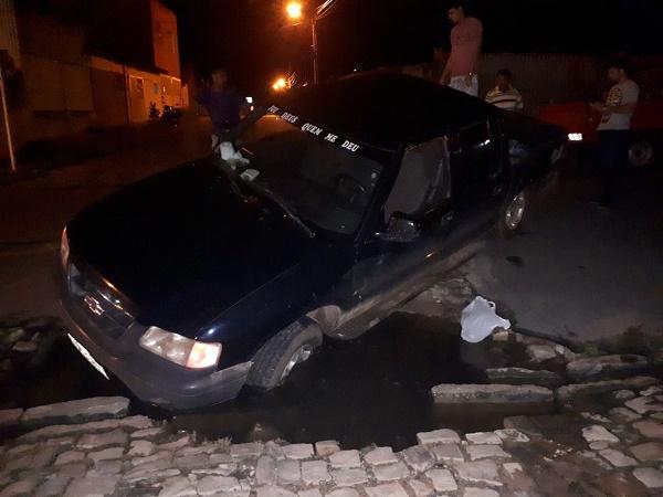 Carro cai e fica preso em buraco na Rua Padre Uchôa em Floriano.(Imagem:Temístocles Filho/Jc24horas)