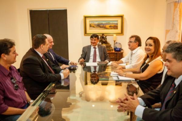 Governador e gestores tratam sobre o residencial Jacinta Andrade.(Imagem:Jorge Henrique Bastos)