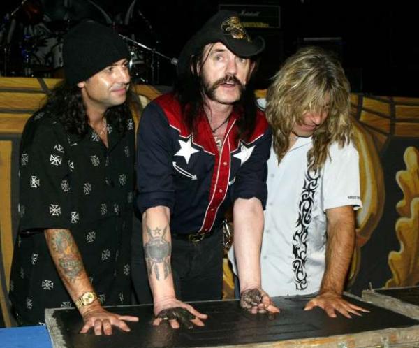 Os membros da banda Motorhead, Philip Campbell, Lemmy Kilmister e Mikkey Dee (da esqueda para a direita), em Holywood, Califórnia, no dia 1º de setembro de 2003.(Imagem:AFP)
