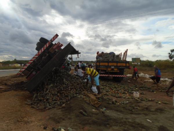 Caminhão carregado de abacaxi tomba na Rotatória do Paracaty.(Imagem:FlorianoNews)