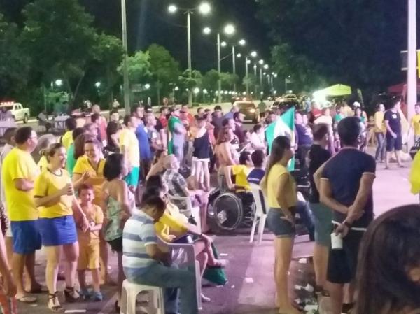 Manifestantes a favor do impeachment assistem atentos a votação em Teresina.(Imagem: Ellyo Teixeira/G1)