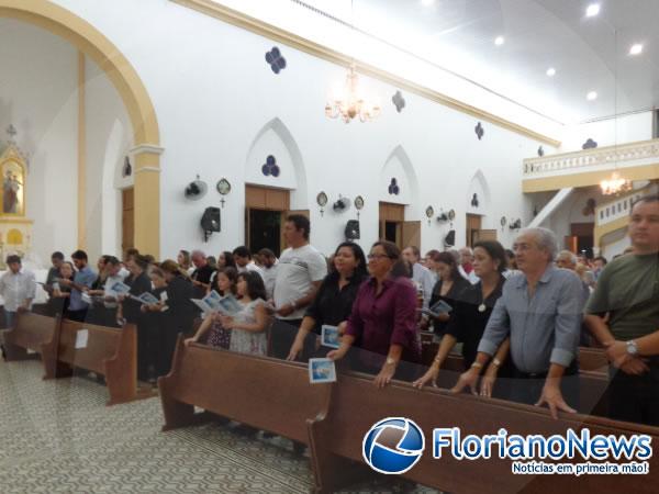 Ao lado de amigos, família de Paulo Viana participa de missa de 7º dia do empresário.(Imagem:FlorianoNews)