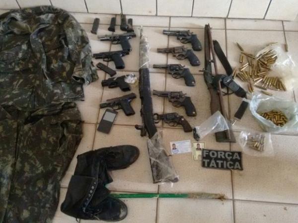 Vasta munição, armas e farda do exército estavam enterrados em casa.(Imagem:Polícia Militar)