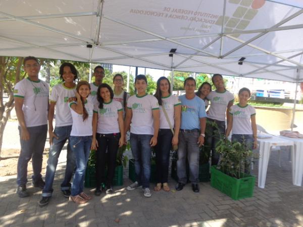 IFPI distribui mudas e planta pensamento sustentável em estudantes florianenses.(Imagem:FlorianoNews)