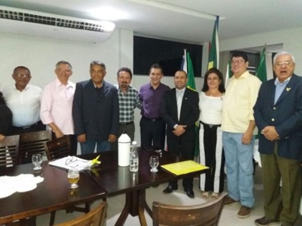 Advogado toma posse como novo membro no Rotary Clube de Floriano.(Imagem:Velhomonge.com)