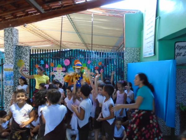 Alunos da Escola Pequeno Príncipe recebem visita do Palhaço Carrapeta(Imagem:FlorianoNews)