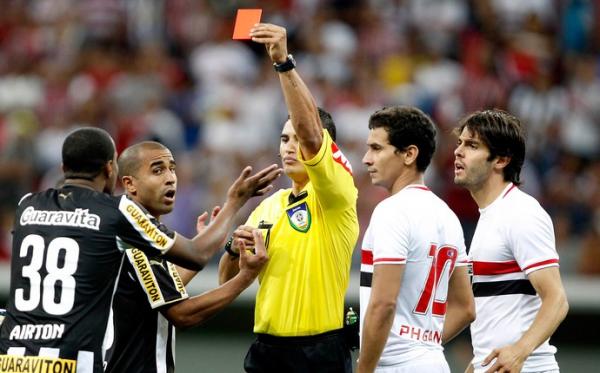 Após três jogos ausente devido a uma lesão, Airton voltou, mas prejudicou o Botafogo com sua expulsão.(Imagem:Adalberto Marques / Ag. Estado)
