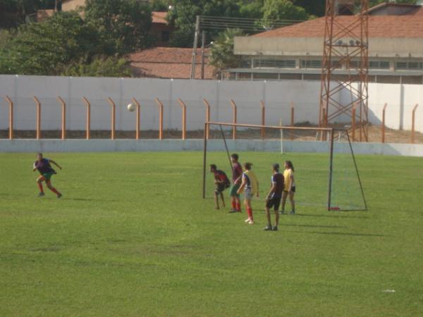 Treino da Seleção Feminina de Floriano no estádio Tiberão, elas treinam com os meninos para pegar mais preparo físico(Imagem:redação)