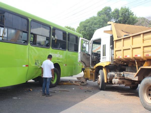 Colisão entre caminhão e ônibus coletivo na Zona Sul.(Imagem:Juliana Barros/G1)