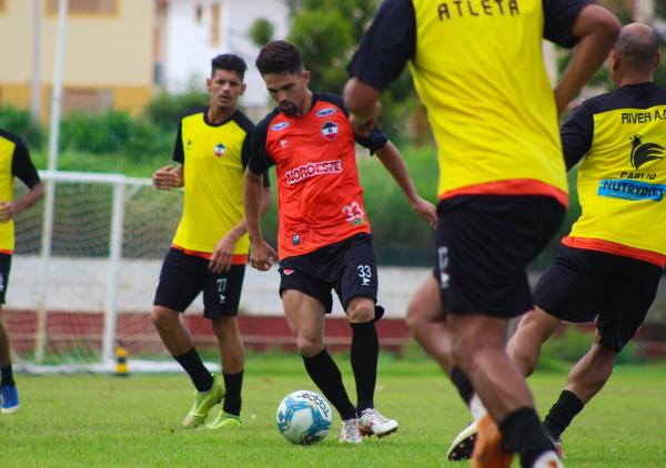 Recém-contratado, jogador aparece com contrato de empréstimo no Boletim Informativo Diário (BID) e amplia opções de Marcelo Vilar para o setor.(Imagem:Victor Costa/River AC)