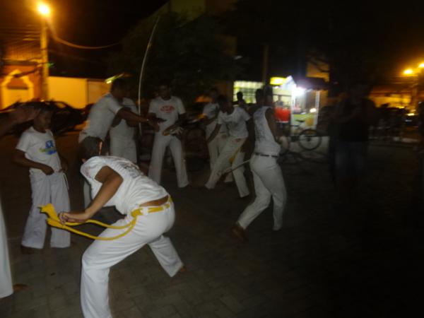 Grupo ?Abadá Capoeira? se apresentou neste domingo no centro de Floriano.(Imagem:FlorianoNews)