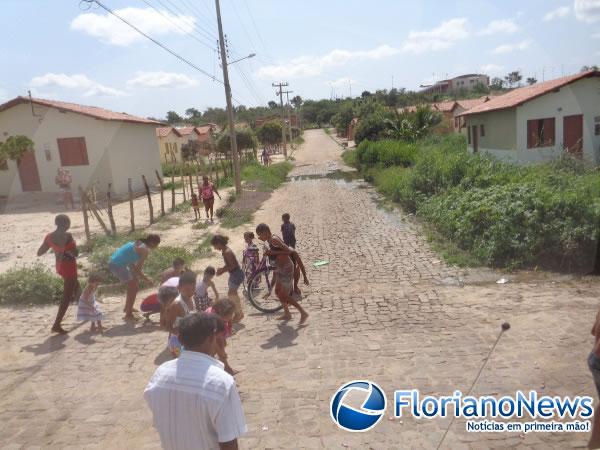 Papai Noel percorre ruas de Floriano distribuindo bombons.(Imagem:FlorianoNews)