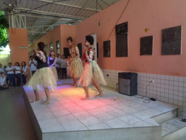 Grupo apresenta dança afro no Colégio Técnico de Floriano.(Imagem:FlorianoNews)
