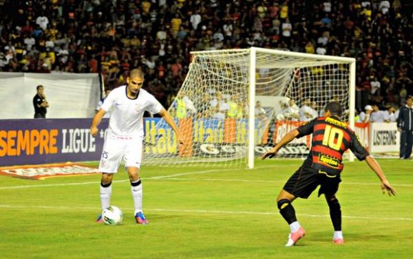 Wallace tenta e Felipe Azevedo disputam jogada.(Imagem:Aldo Carneiro/Pernambuco Press)