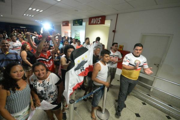 Torcedores recebem time do River-PI após derrota para Bota-SP.(Imagem: Assis Fernandes/ODIA)