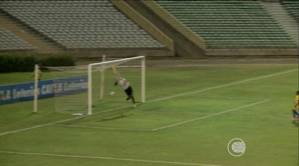 Bruna marca do meio da rua e faz golaço no Brasileirão feminino. (Imagem:Reprodução/TV Clube)