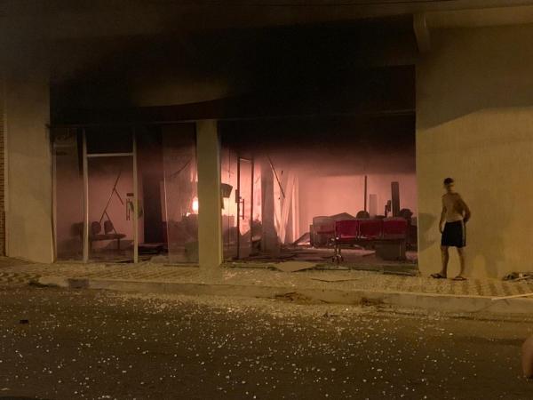 Artefato usado em ataque à agência de Morrinhos quebrou as portas de vidro do estabelecimento, derrubou parte do teto e causou um princípio de incêndio(Imagem:Reprodução)