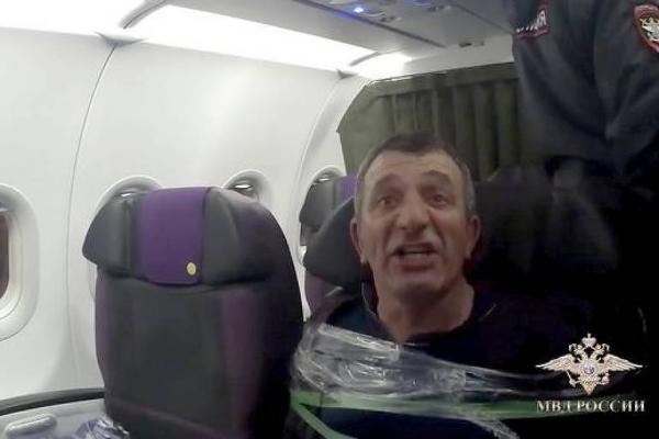 Passageiro causa tumulto em avião e é preso ao banco com fita adesiva(Imagem:Divulgação)