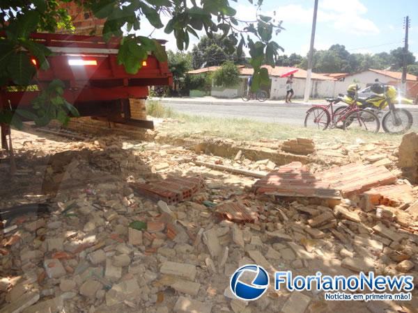 Cabine de caminhão destrava e provoca acidente na Av. Dirceu Arcoverde.(Imagem:FlorianoNews)