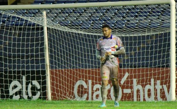 Goleiro do Piauí foi um dos protagonistas da partida após falhar em gol.(Imagem:Emanuele Madeira/GloboEsporte.com)