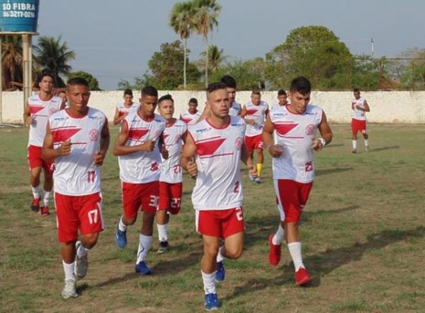 Grupo suou a camisa após a apresentação oficial.(Imagem:Ricardo Andrade)