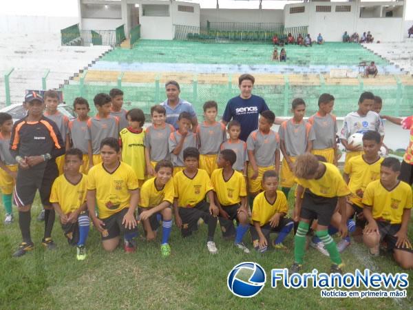 Jogo Solidário arrecada 100 kg de alimentos em prol da APAE de Floriano.(Imagem:FlorianoNews)