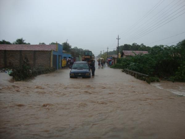 Carro sendo guinchado(Imagem:redação)