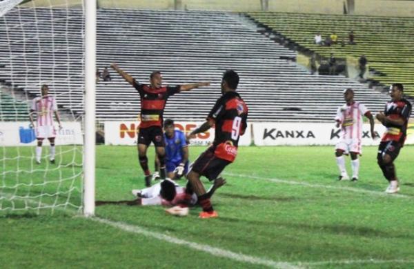 Zuza comemora gol marcado pelo Fla-PI na estreia dos novos reforços.(Imagem:Abdias Bideh/Globoesporte.com)