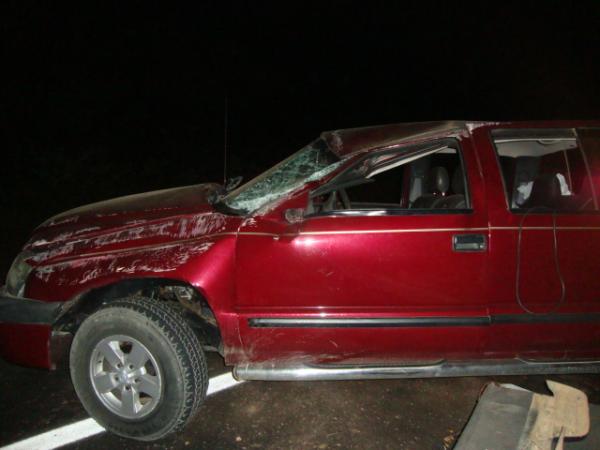 Carro modelo S-10 capotou na estrada(Imagem:redação)