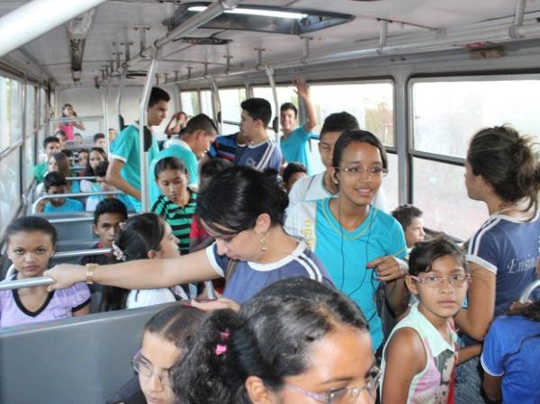 Estudantes fazem percurso em pé nos ônibus escolares de Cocal.(Imagem:Gilcilene Araújo/G1)