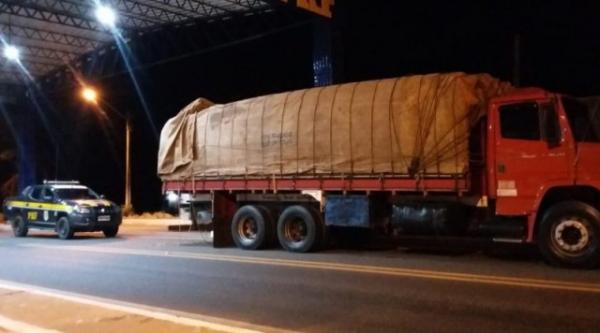 PRF apreende veículo de carga com madeira sem licença ambiental válida em Floriano.(Imagem:PRF)