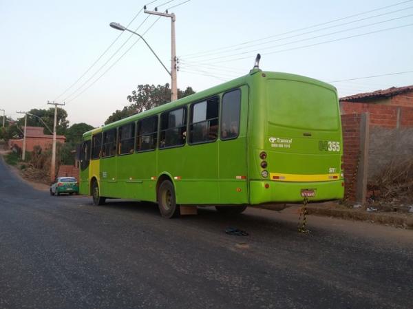 Vítima foi morta com dois tiros dentro do ônibus.(Imagem:Ellyo Teixeira/ G1)