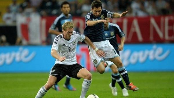 Schurrle e Messi disputam bola em amistoso entre Alemanha e Argentina realizado em 2012.(Imagem:Getty)